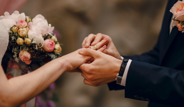 How and where are engagement and wedding rings placed?