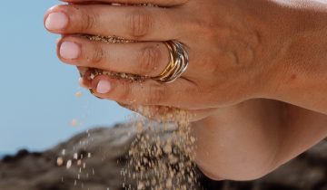 Cómo cuidar tus joyas en verano: playas, piscinas y sol