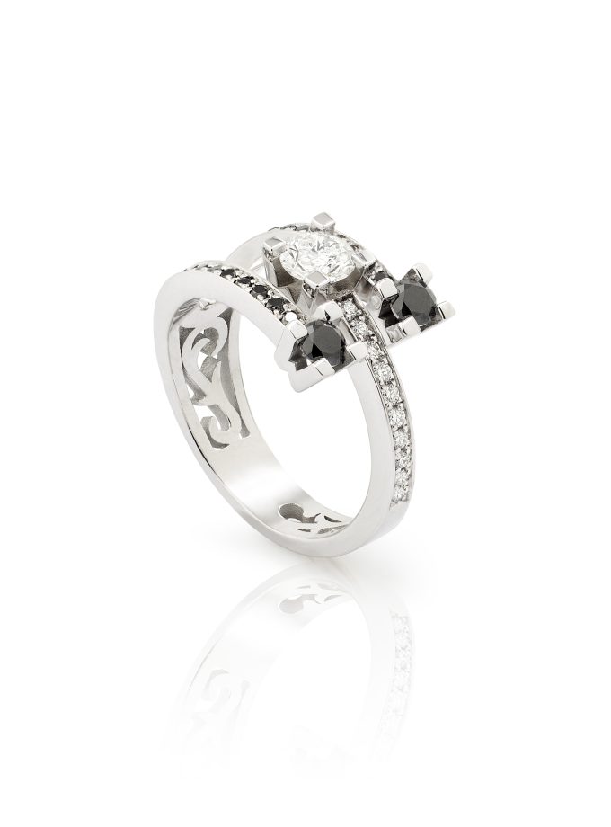 anillo con diamantes blancos y negros